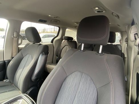 Used 2020 Chrysler Pacifica Touring w/ Cold Weather Group image 5