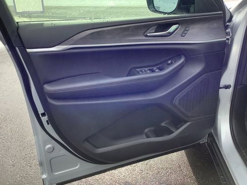 New 2025 Jeep Grand Cherokee Limited image 9