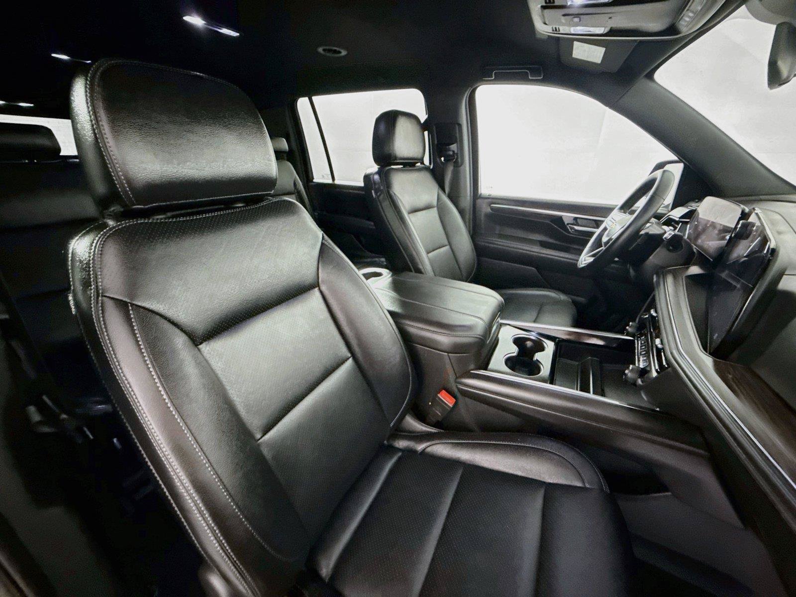 Used 2025 Chevrolet Suburban LS RWD image 14
