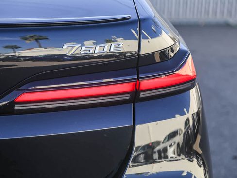 Used 2025 BMW 750e xDrive w/ Premium Package image 7