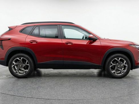 Used 2025 Chevrolet Trax LT w/ LT Convenience Package image 8