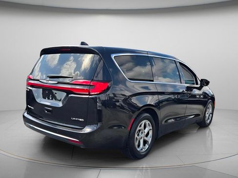 Used 2024 Chrysler Pacifica Limited FWD image 7