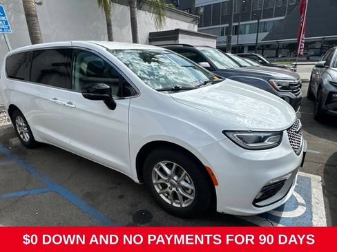 Used 2024 Chrysler Pacifica Touring-L FWD image 3