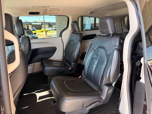 Used 2019 Chrysler Pacifica Touring-L image 31