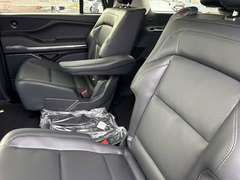 New 2026 Lincoln Navigator L Premier image 18