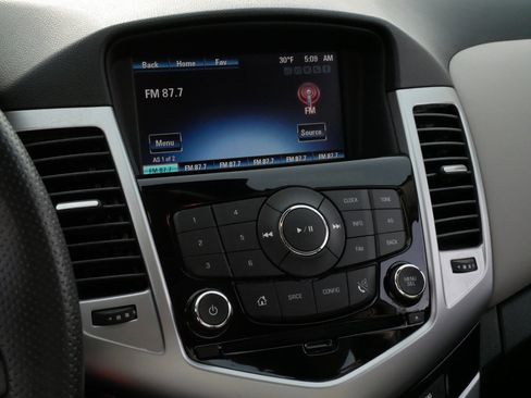 Used 2015 Chevrolet Cruze LT image 23