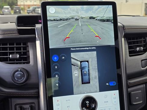 Used 2024 Ford Expedition Platinum image 11