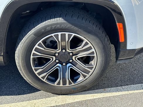 Used 2024 Jeep Wagoneer Series II w/ Flexible Seating Group image 12