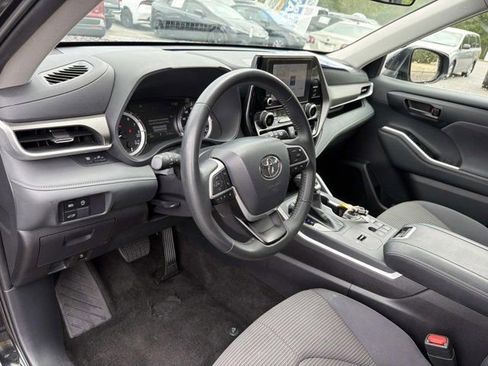 Certified 2025 Toyota Highlander LE FWD image 12
