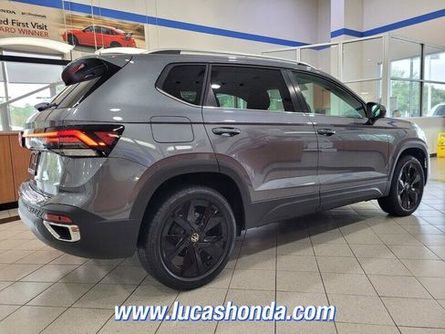 Used 2025 Volkswagen Taos SE image 4