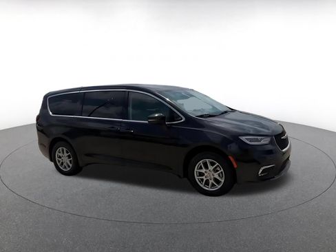 Used 2023 Chrysler Pacifica Touring-L FWD image 2