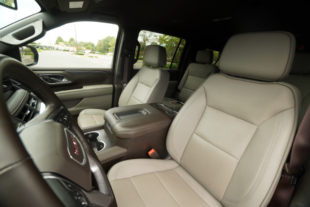 Used 2024 GMC Yukon XL SLT w/ SLT Luxury Package AWD/4WD image 18
