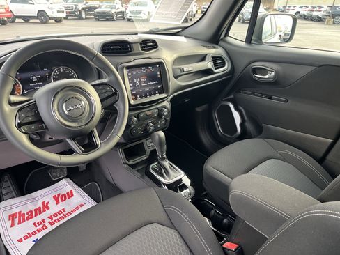 Used 2021 Jeep Renegade Latitude image 3