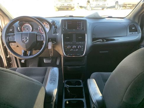 Used 2018 Dodge Grand Caravan SE FWD image 18