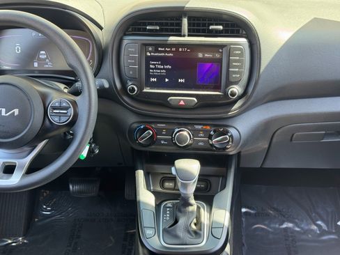 Used 2023 Kia Soul LX w/ LX Technology Package FWD image 21