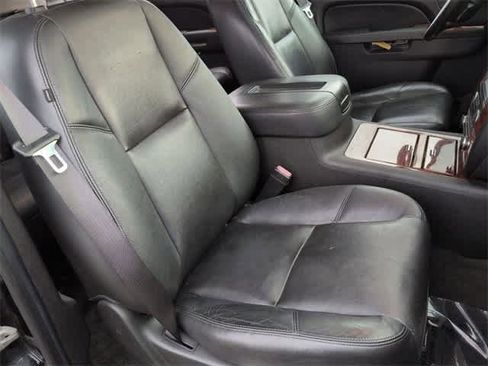 Used 2013 Chevrolet Avalanche LTZ image 23