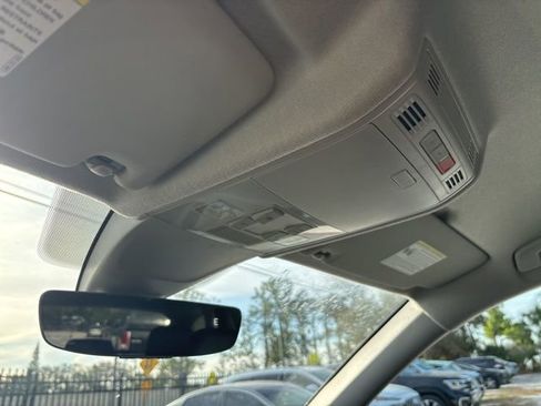 Used 2022 Volkswagen Tiguan SE image 14