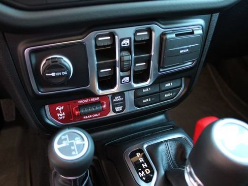 Used 2025 Jeep Wrangler Unlimited Rubicon AWD/4WD image 27