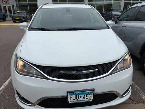 Used 2018 Chrysler Pacifica Touring-L Plus FWD image 2
