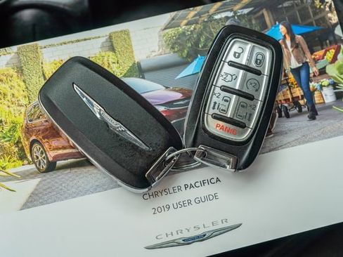 Used 2019 Chrysler Pacifica Touring-L image 48