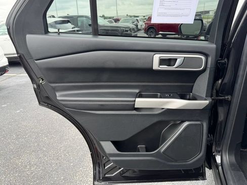 Used 2022 Ford Explorer XLT w/ Equipment Group 202A AWD/4WD image 17