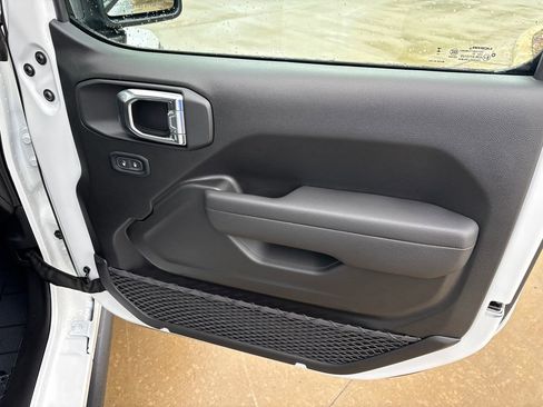 New 2025 Jeep Gladiator Sport image 17