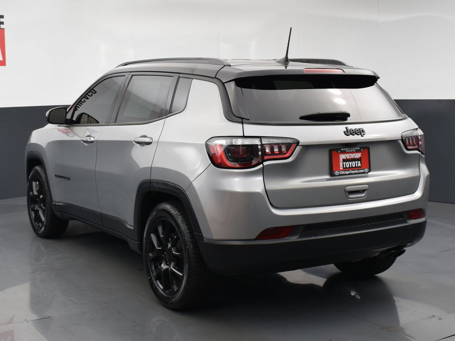 Used 2022 Jeep Compass Latitude w/ Convenience Group FWD image 3