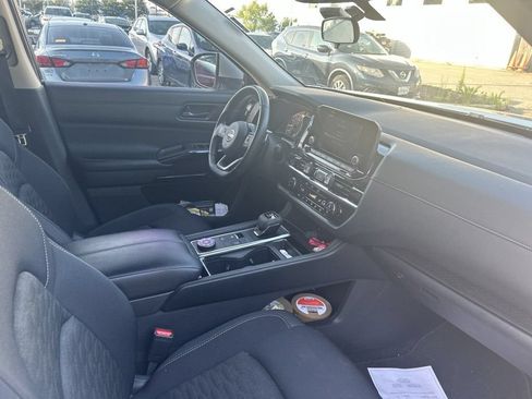 Used 2023 Nissan Pathfinder SV AWD/4WD image 9