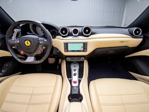 Used 2016 Ferrari California T RWD image 18