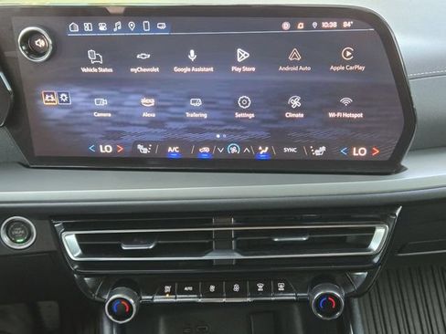 Used 2025 Chevrolet Traverse LT w/ Sun and Wheel Package FWD image 17