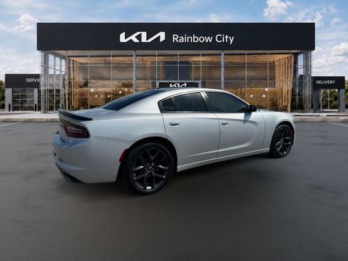 Used 2022 Dodge Charger SXT w/ Driver Convenience Group RWD image 4