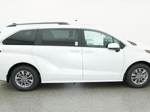 New 2026 Toyota Sienna XLE FWD image 14