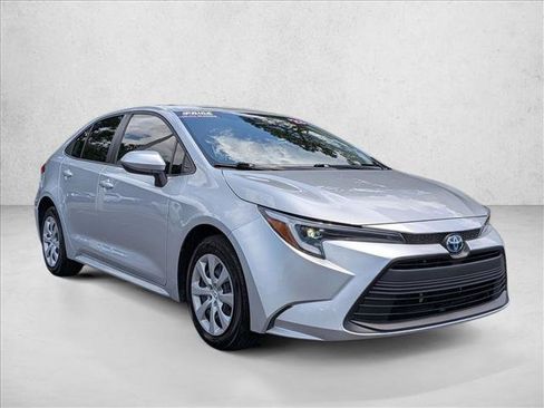 Used 2023 Toyota Corolla LE FWD image 3