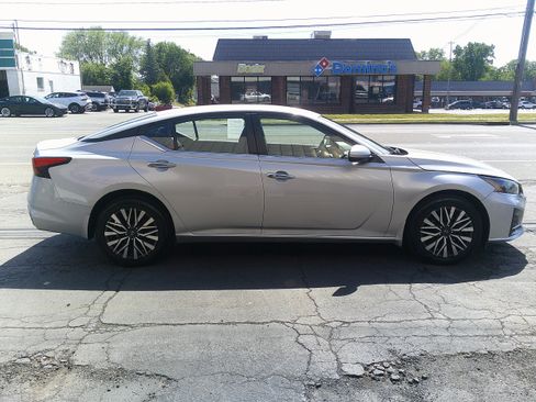 Used 2023 Nissan Altima 2.5 SV AWD/4WD image 6