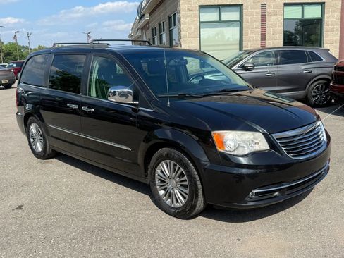 Used 2013 Chrysler Town & Country Touring-L w/ Trailer Tow Group FWD image 3