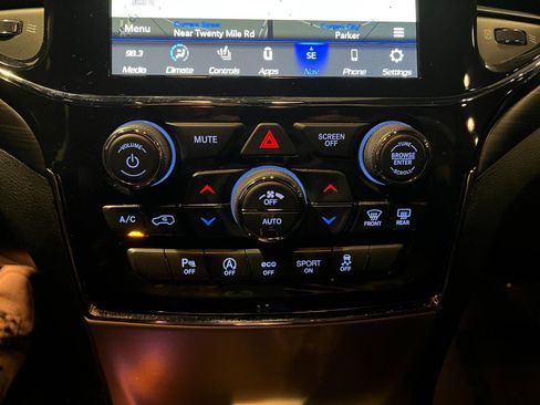 Used 2022 Jeep Grand Cherokee Laredo X image 19