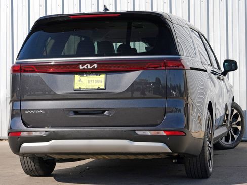 Used 2024 Kia Carnival EX image 4