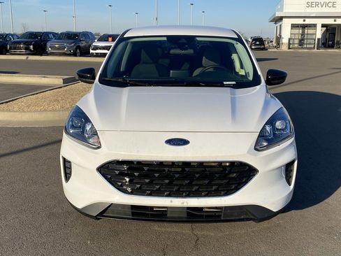 Used 2022 Ford Escape SE w/ SE Sport Appearance Package image 2