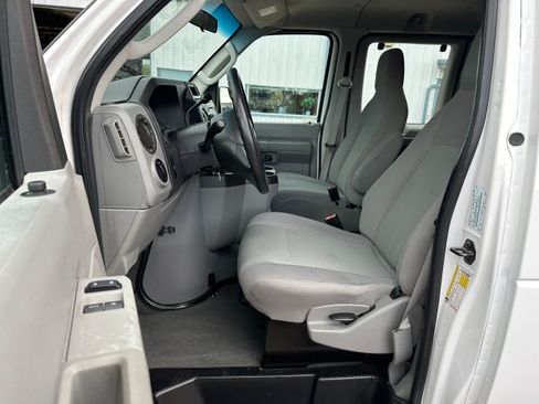 Used 2010 Ford E-350 and Econoline 350 XLT RWD image 10