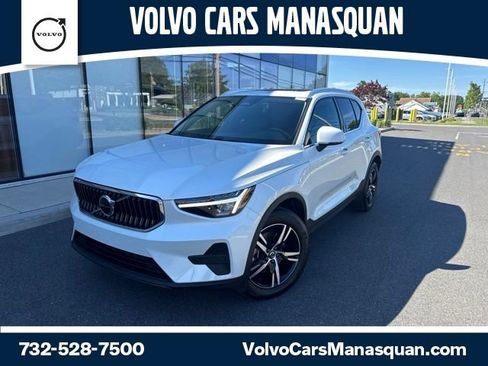 Certified 2025 Volvo XC40 B5 Core AWD/4WD image 1