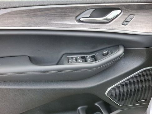 Certified 2025 Jeep Grand Cherokee Limited w/ Trailer Tow Package image 17