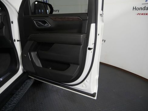 Used 2021 Chevrolet Suburban Z71 w/ Luxury Package AWD/4WD image 5