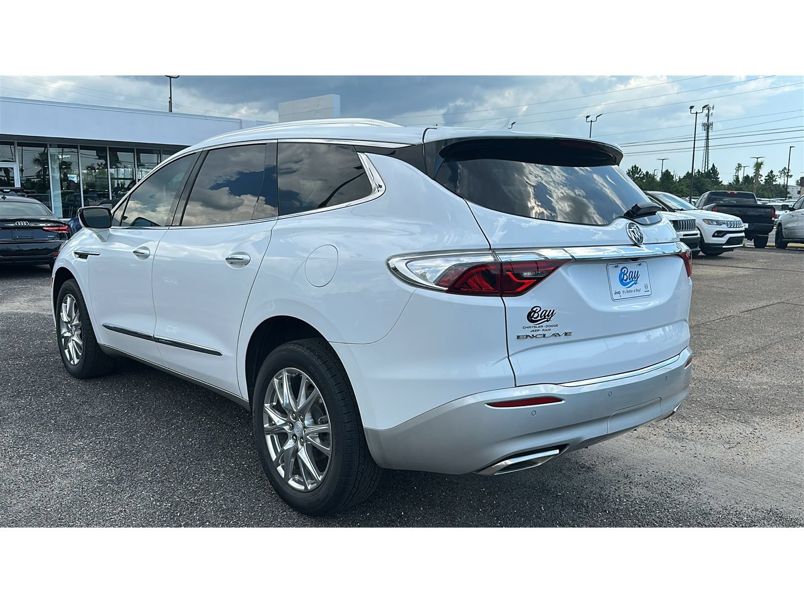 Used 2022 Buick Enclave Essence w/ Experience Buick Package FWD image 4
