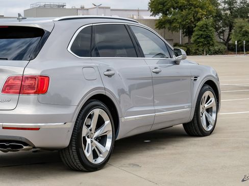 Used 2020 Bentley Bentayga Plug-In Hybrid AWD/4WD image 16