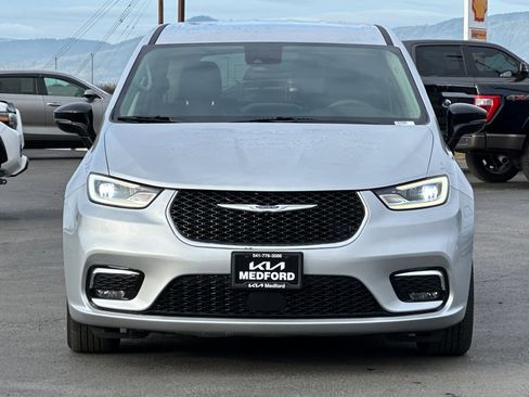 Used 2024 Chrysler Pacifica Touring-L image 10