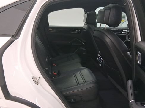 Used 2022 Porsche Cayenne S image 37