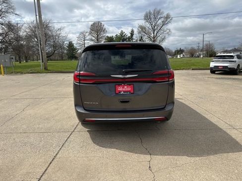 Used 2023 Chrysler Pacifica Touring-L FWD image 4