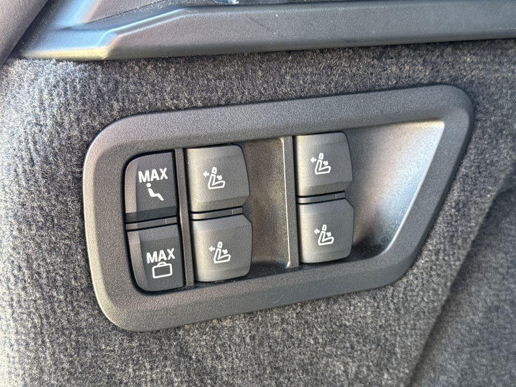 Used 2025 BMW X7 M60i AWD/4WD image 43