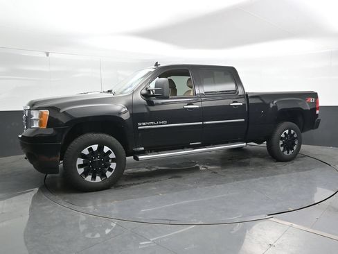 Used 2011 GMC Sierra 2500 Denali w/ Suspension Package, Off-Road AWD/4WD image 6