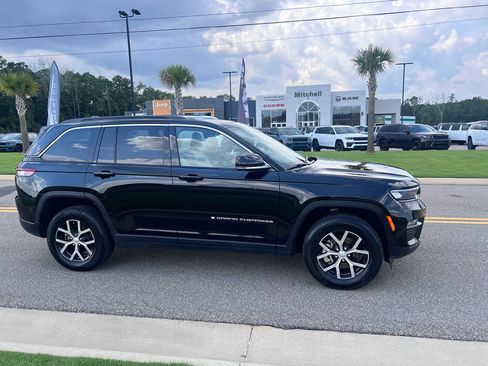 Certified 2025 Jeep Grand Cherokee Limited w/ Trailer Tow Package AWD/4WD image 4